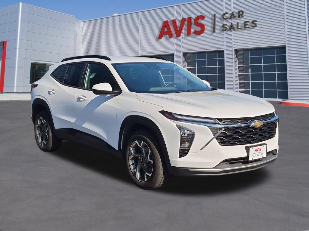Used 2025 Chevrolet Trax LT w/ LT Convenience Package FWD image 3