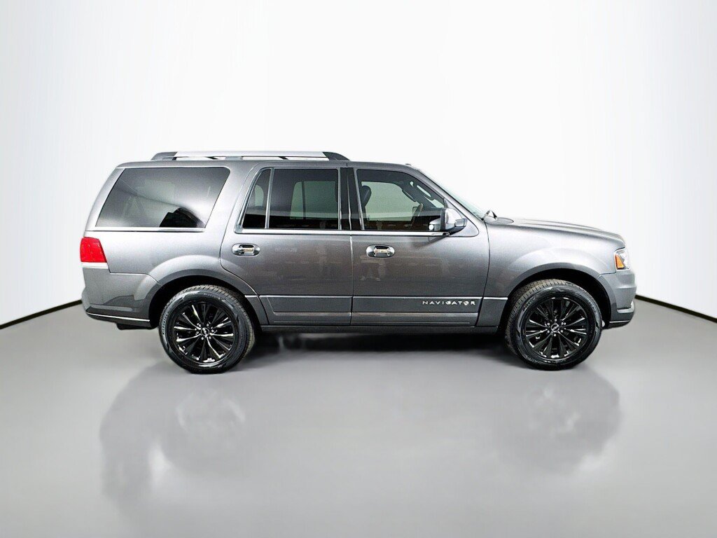Used 2016 Lincoln Navigator Select RWD image 6