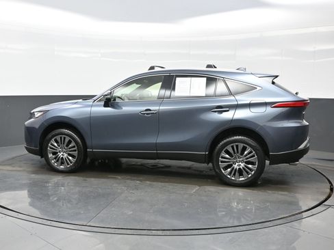 Used 2022 Toyota Venza XLE image 3