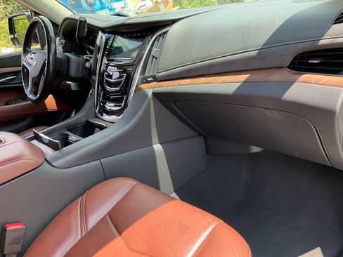 Used 2019 Cadillac Escalade Premium Luxury AWD/4WD image 25