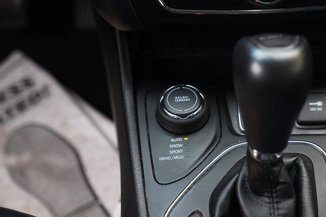 Used 2019 Jeep Cherokee Latitude Plus w/ Cold Weather Group AWD/4WD image 36
