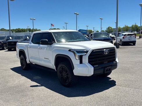 Used 2022 Toyota Tundra SR5 w/ SR5 Premium Package AWD/4WD image 2