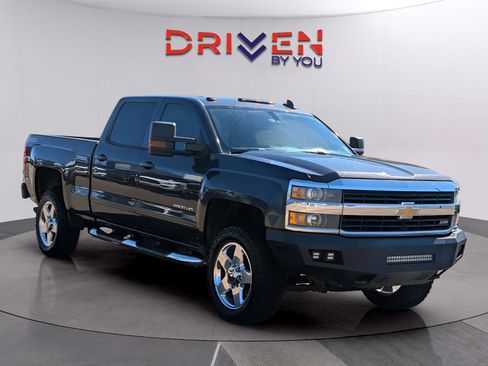 Used 2015 Chevrolet Silverado 2500 LT w/ LT Convenience Package image 4