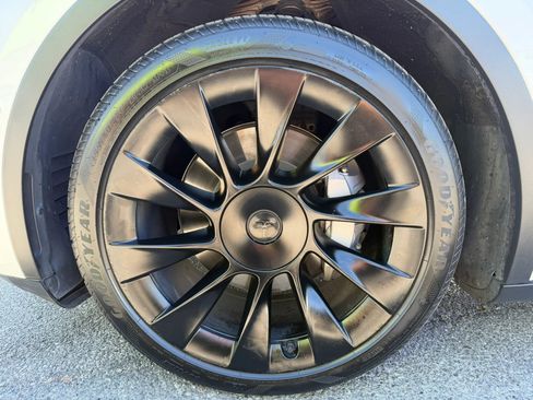 Used 2022 Tesla Model Y Long Range image 8