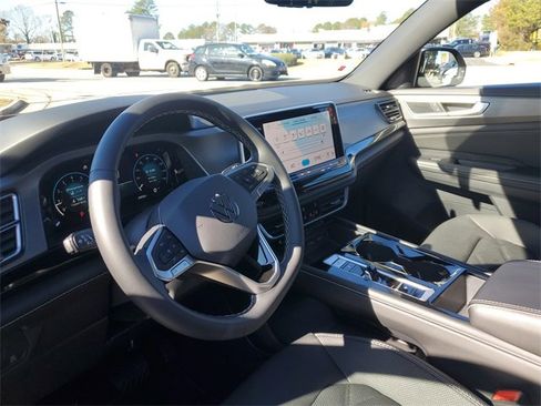 Certified 2024 Volkswagen Atlas Cross Sport SE w/ Black Wheel Package image 18