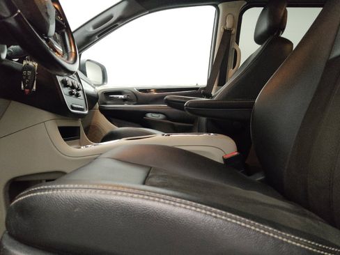 Used 2020 Dodge Grand Caravan SXT FWD image 17