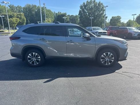 Used 2025 Toyota Highlander XLE AWD/4WD image 2