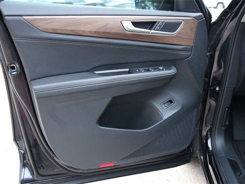 Certified 2025 Volkswagen Atlas SE image 13