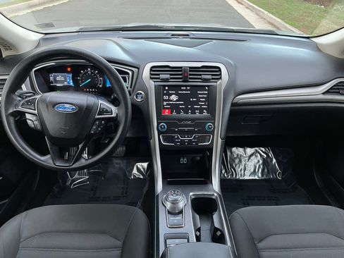 Used 2019 Ford Fusion SE image 2