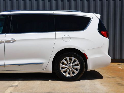 Used 2019 Chrysler Pacifica Touring-L FWD image 26