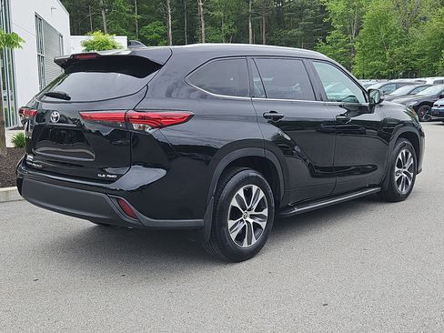 Used 2022 Toyota Highlander XLE AWD/4WD image 2