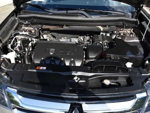 Used 2017 Mitsubishi Outlander SE AWD/4WD image 28
