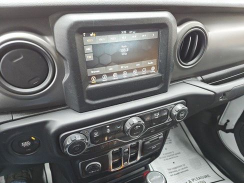 Used 2022 Jeep Gladiator Willys image 23