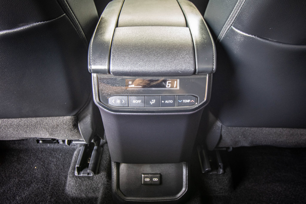 Used 2024 Toyota Highlander XLE FWD image 30