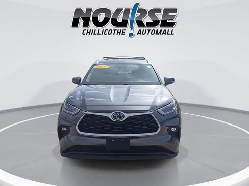 Used 2021 Toyota Highlander XLE image 3