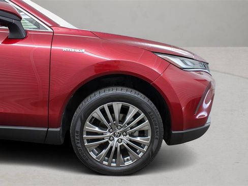 Used 2021 Toyota Venza XLE image 31