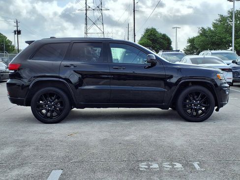 Used 2018 Jeep Grand Cherokee Altitude image 26