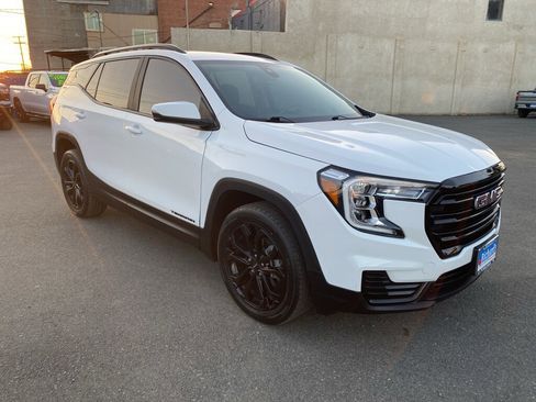 Used 2022 GMC Terrain SLE w/ Elevation Edition image 10
