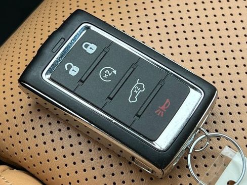 Used 2025 Jeep Grand Cherokee L Summit AWD/4WD image 9