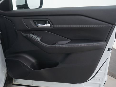 Used 2024 Nissan Rogue SV w/ SV Premium Package image 12