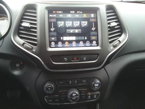 Used 2021 Jeep Cherokee Trailhawk image 22