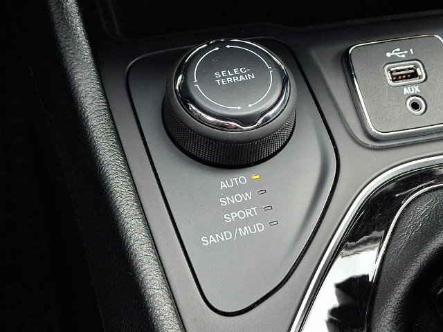 Used 2019 Jeep Cherokee Latitude Plus AWD/4WD image 26