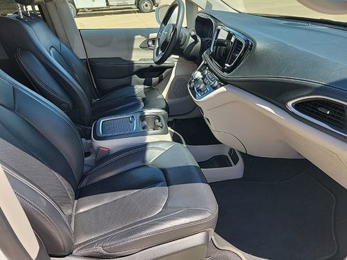 Used 2022 Chrysler Pacifica Touring-L w/ Uconnect Theater Family Group FWD image 12