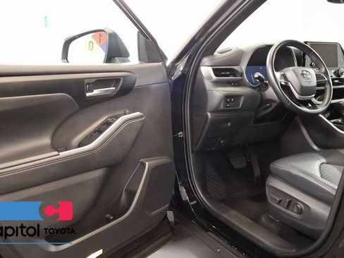 Certified 2025 Toyota Highlander XSE AWD/4WD image 9