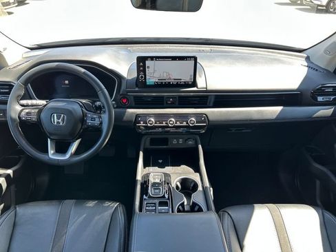Used 2025 Honda Pilot Touring image 17