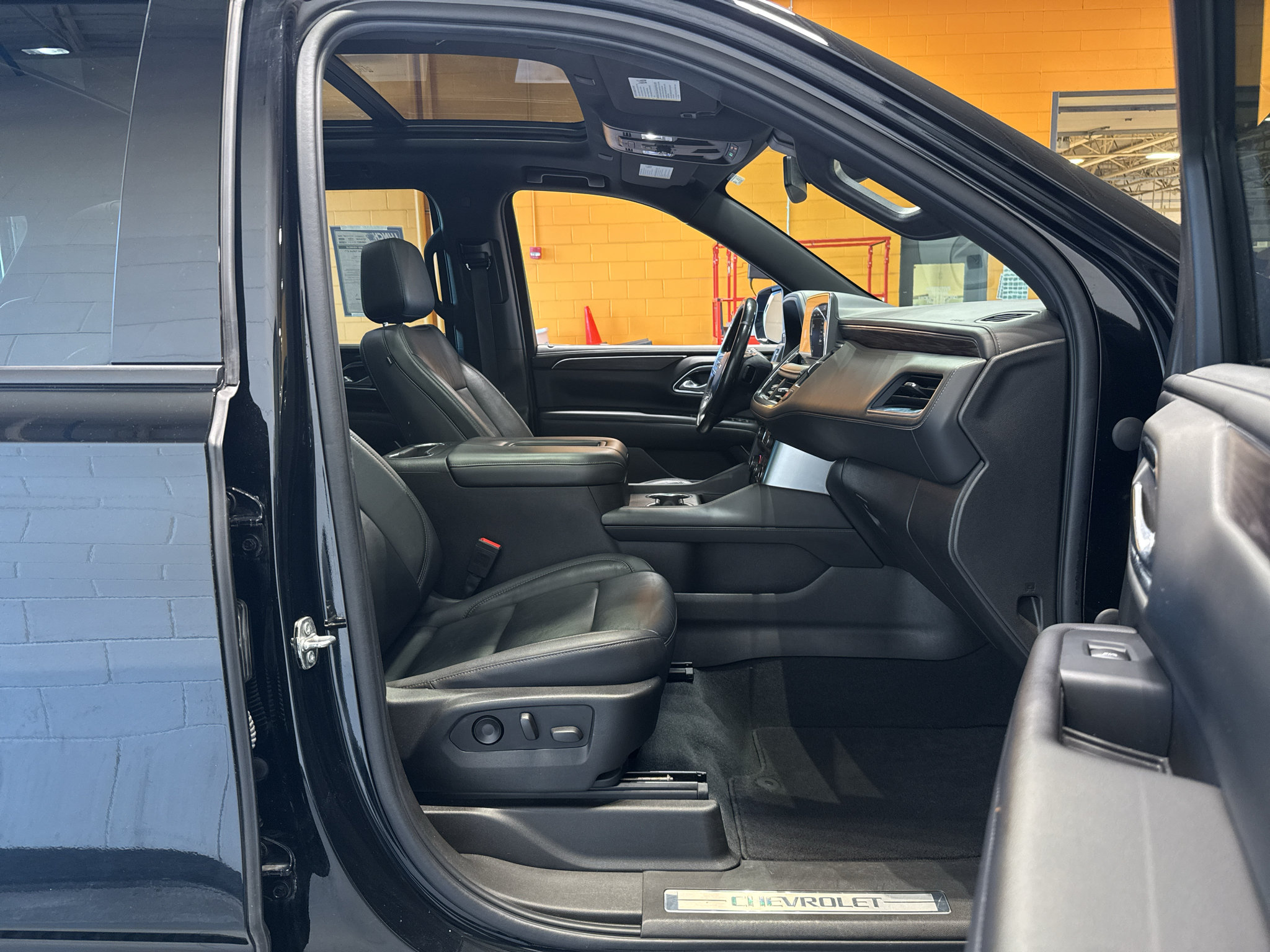 Used 2021 Chevrolet Tahoe Z71 w/ Z71 Off-Road Package AWD/4WD image 21