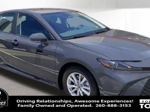 Used 2025 Toyota Camry LE image 3