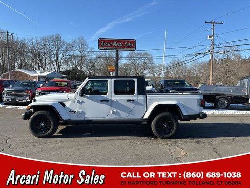 Used 2021 Jeep Gladiator Sport image 2