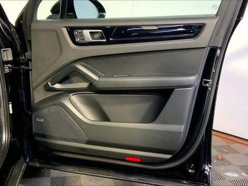 Used 2022 Porsche Cayenne image 52