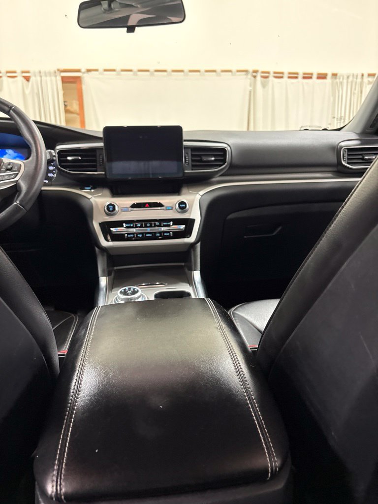 Used 2020 Ford Explorer XLT w/ Equipment Group 202A AWD/4WD image 18