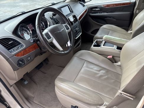 Used 2015 Chrysler Town & Country Touring FWD image 10