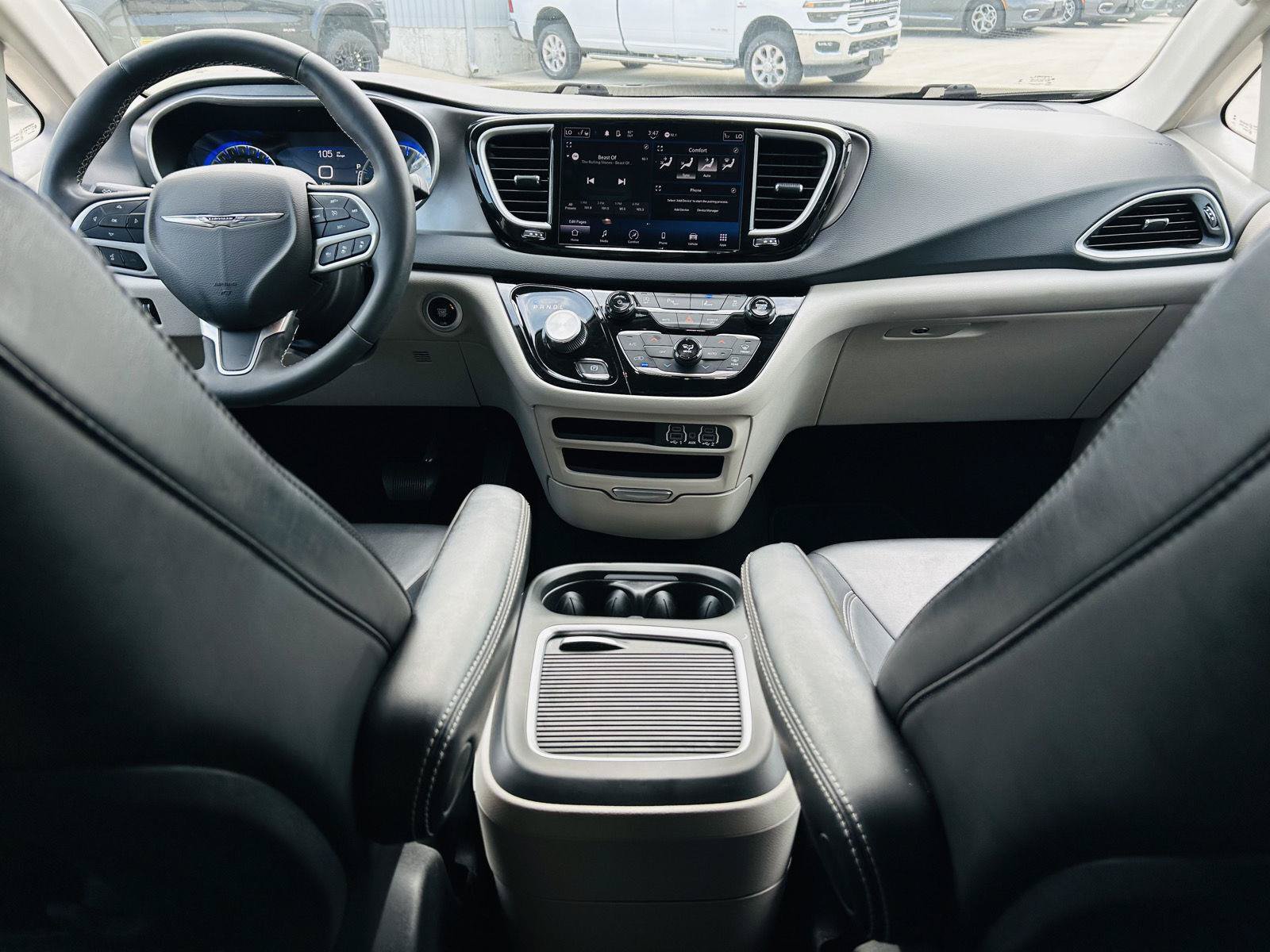 Used 2023 Chrysler Pacifica Touring-L FWD image 24