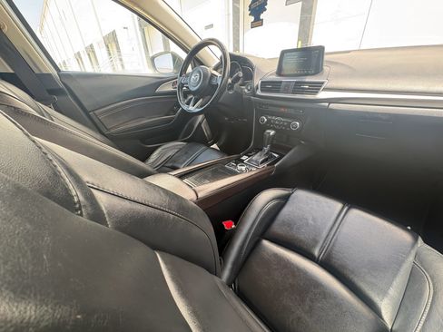 Used 2018 MAZDA MAZDA3 Touring FWD image 16