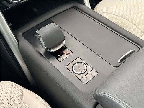 Used 2024 Land Rover Discovery S image 28