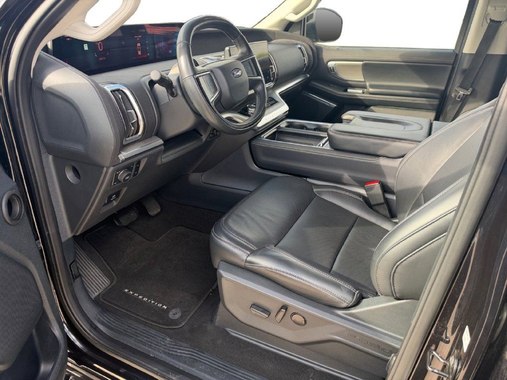 Used 2025 Ford Expedition Platinum AWD/4WD image 10