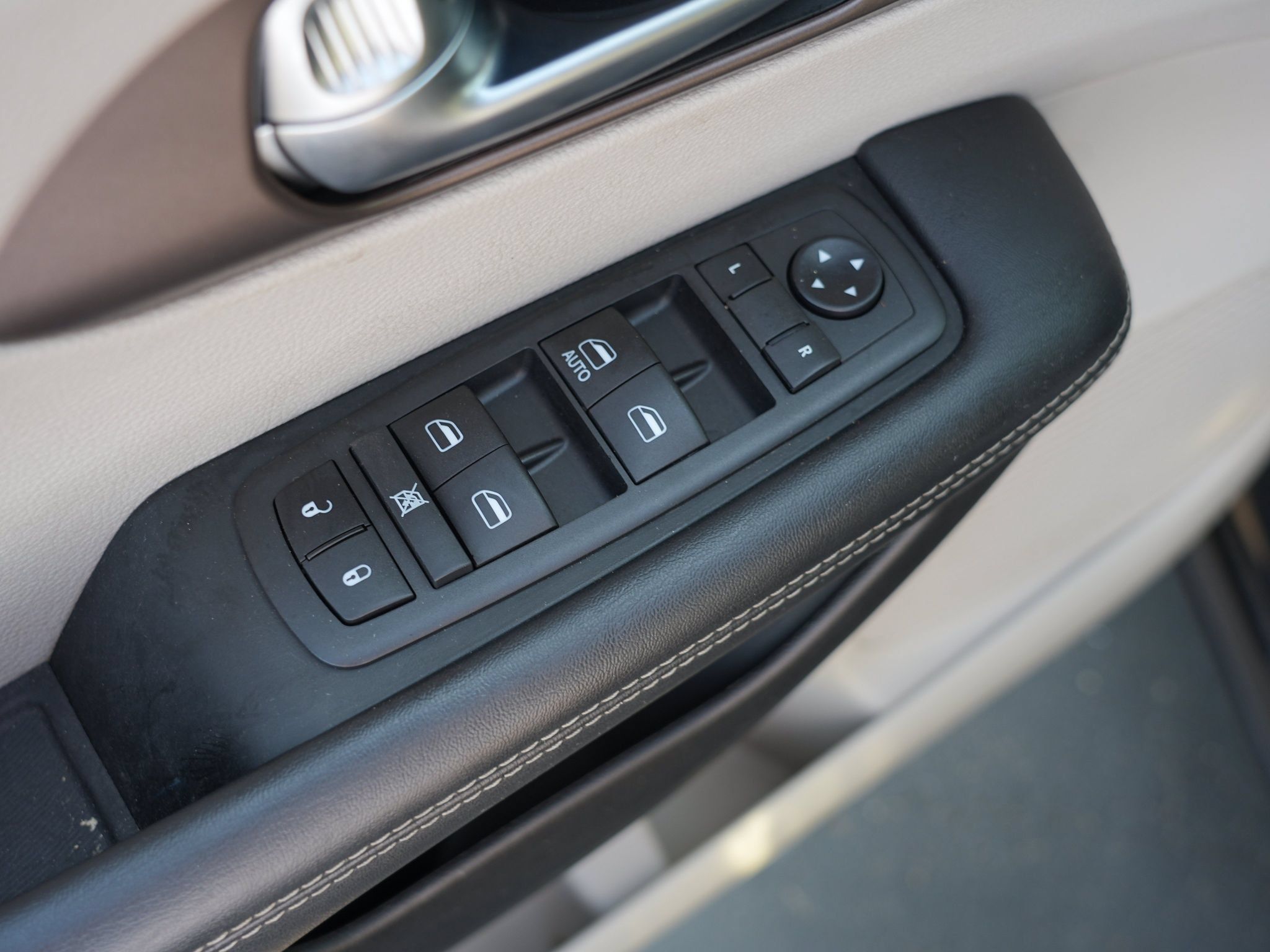 Used 2020 Chrysler Voyager L FWD image 15