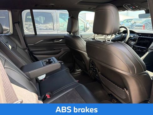 Used 2025 Jeep Grand Cherokee Altitude AWD/4WD image 14