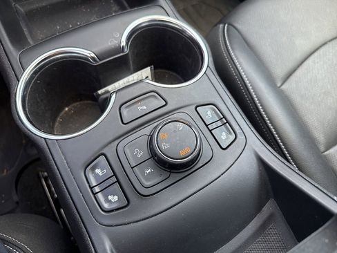 Used 2024 GMC Terrain SLT w/ Infotainment Package II image 22