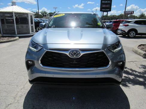 Used 2023 Toyota Highlander Limited FWD image 3