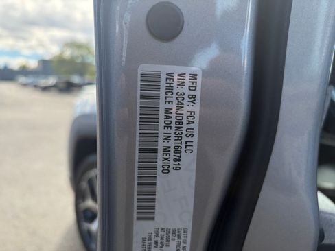 Used 2024 Jeep Compass Latitude AWD/4WD image 34