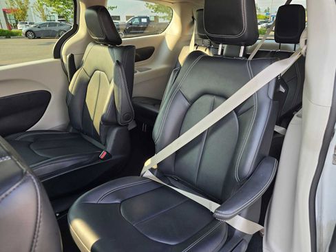 Used 2024 Chrysler Pacifica Limited FWD image 19
