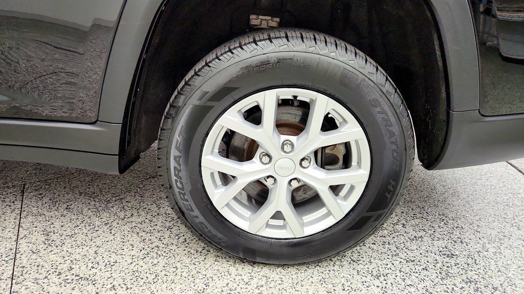 Used 2023 Jeep Grand Cherokee L Limited AWD/4WD image 9