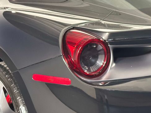Used 2018 Ferrari 488 GTB RWD image 9