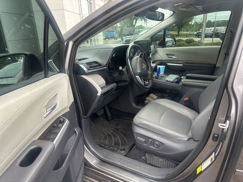 Used 2021 Toyota Sienna XLE FWD image 5