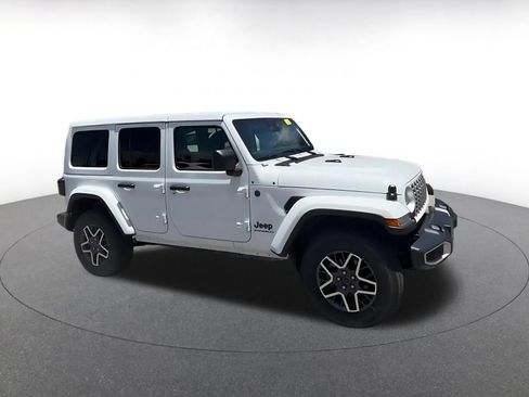 Used 2025 Jeep Wrangler Unlimited Sahara AWD/4WD image 2