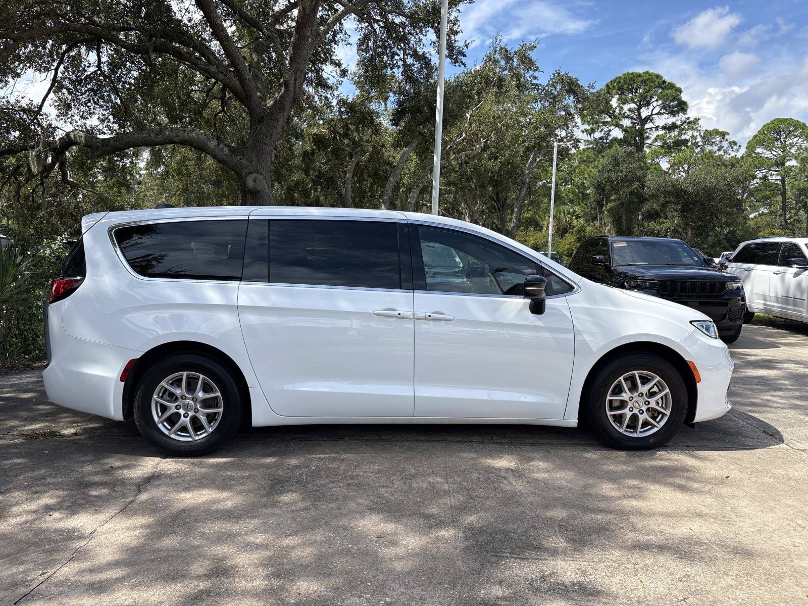 Certified 2025 Chrysler Pacifica Select FWD image 2